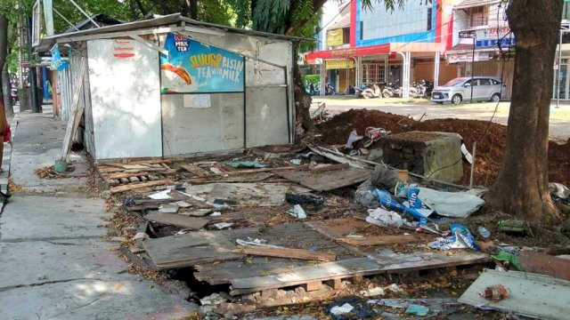 Setelah Teguran Berulang, PKL Depan UIN Alauddin Patuh Bongkar Lapak Sendiri