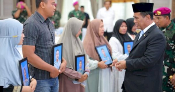 Mentan Amran Tunjukkan Kepedulian, Serahkan Santunan untuk Keluarga Prajurit Marinir yang Gugur