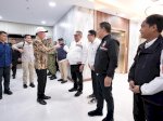Pakai Topi Putih dan Batik, Jokowi Disambut di Makassar
