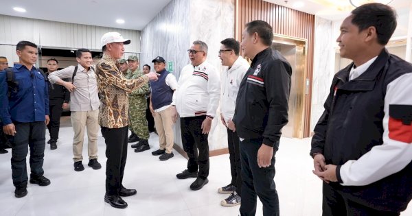 Pakai Topi Putih dan Batik, Jokowi Disambut di Makassar