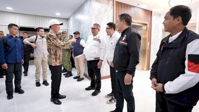 Pakai Topi Putih dan Batik, Jokowi Disambut di Makassar