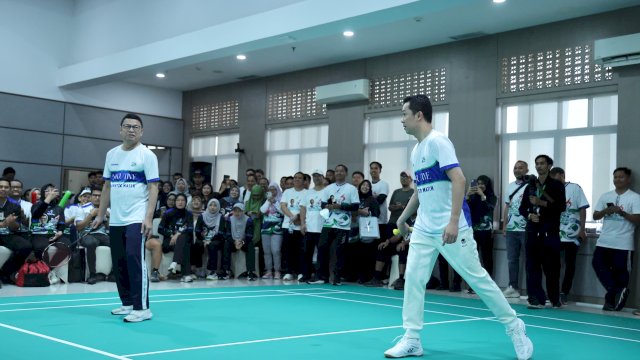 Kepala BPOM RI, Ptof Taruna Ikrar berpasangan Wamenpora Taufik Hidayat di acara Badminton BPOM, Jumat (20/1) pagi. 
