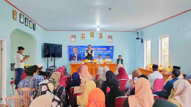 Teguh Iswara Suardi, anggota DPR RI, sambangi Desa Kambuno Bulukumba. Kehadirannya disambut hangat warga meski suaranya sedikit di wilayah tersebut ||doc_andiawal@harian.news 