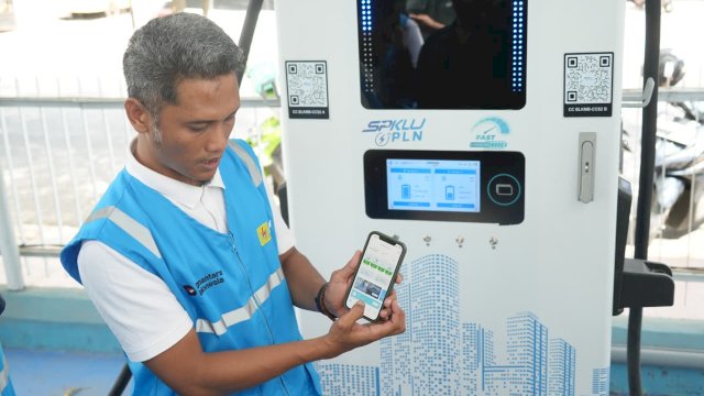 Assistant Manager Niaga dan Pemasaran PLN UP3 Bulukumba, A.Mallombassi saat melakukan isi daya kendaraam listrik di SPKLU PLN UP3 Bulukumba. (Foto: PLN Sulselrabar)
