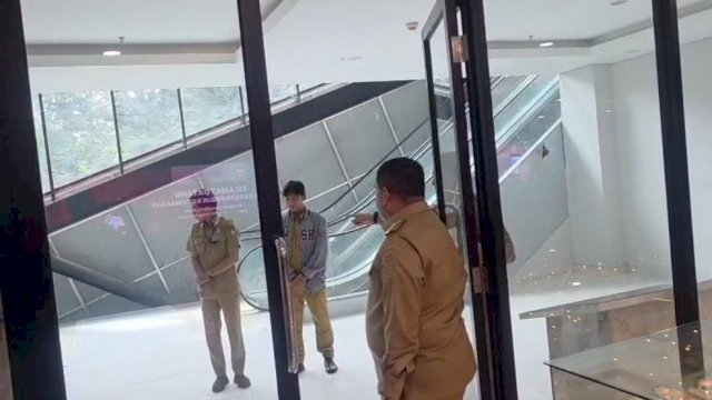 Walikota Makassar, Munafri saat menegur pegawai yang merokok saat jam kerja. (Foto: Humas Pemkot Makassar)