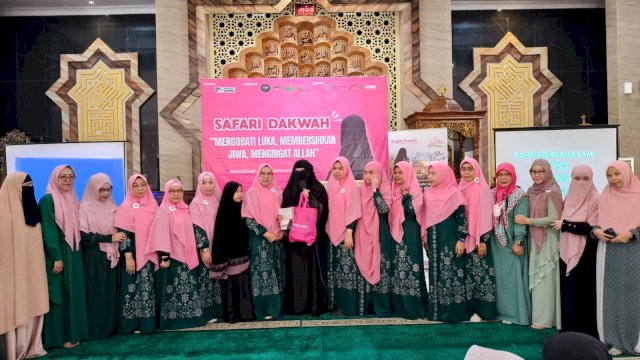 Penyerahan bantuan kemanusiaan Sisterfillah ke Khadijahtee Foundation. Foto: dok