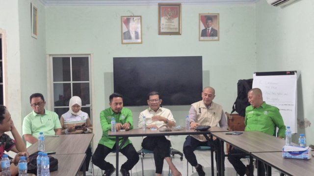 Ketua DPW PKB Sulsel, Azhar Arsyad bersama Tim Lima PKB Sulsel, jumpa pers di DPW PKB Sulsel, Selasa (17/2). HN