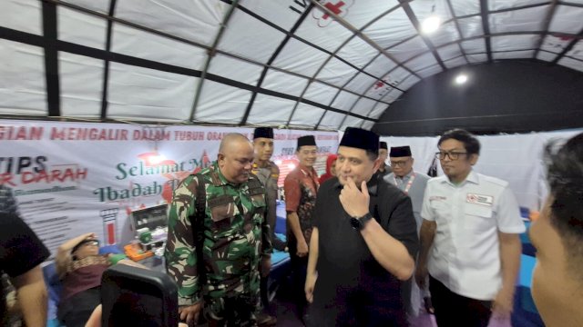 Wali Kota Makassar mengujungi gerai donor UTD PMI Makassar, turut didampingi Wakil Ketua DPRD Sulsel, Fauzi Andi Wawo, Sekretaris PMI Makassar, Khudri Arsyad, Kamis (19/2) malam. || HN