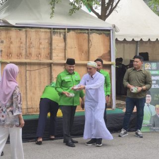 Deng Ical Tebar &ldquo;Cinta&rdquo;, PKB Sulsel Bagikan Takjil ke Pengguna Jalan