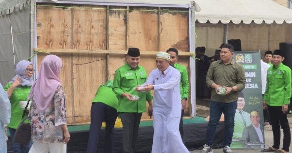 Deng Ical Tebar “Cinta”, PKB Sulsel Bagikan Takjil ke Pengguna Jalan