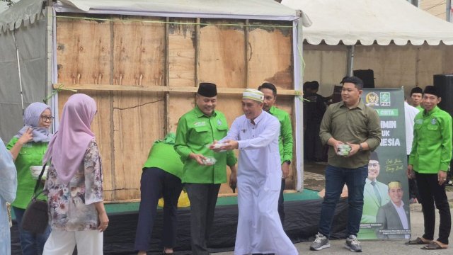 Deng Ical Tebar &ldquo;Cinta&rdquo;, PKB Sulsel Bagikan Takjil ke Pengguna Jalan