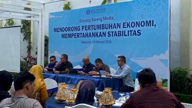kiri ke kanan: Plt. Kepala Divisi SPPURMI BI Sulsel - Bpk. Tri Adi Riyanto. Advisor BI Sulsel - Bpk. Firman Hidayat. Kepala Perwakilan BI Sulsel - Bpk. Rizki Ernadi Wimanda. Deputi Kepala Perwakilan BI Sulsel - Bpk. Wahyu Purnama A. Kepala Divisi Implementasi KEKDA BI Sulsel - Bpk. Aswin Gantina. (Foto: Gita/HN)