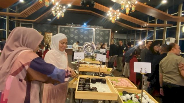 Para pengunjung menikmati hidangan buka puasa di Aston Makassar. (Foto: Gita/HN)