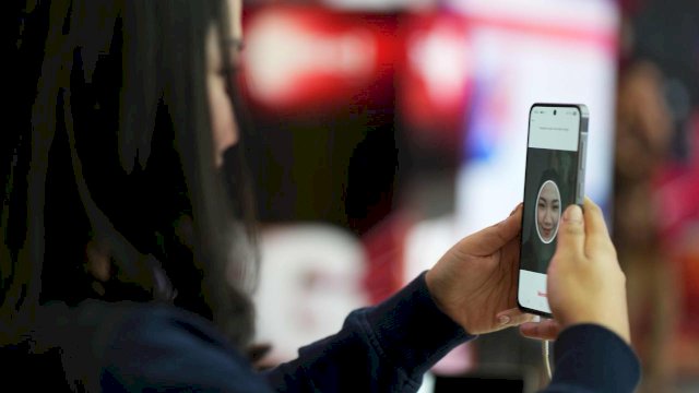 Ilustrasi registrasi kartu menggunakan pengenalan wajah. (Foto: Telkomsel)