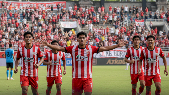 Ilustrasi Persija Jakarta sukses mencuri kemenangan tipis 1-0 atas Bali United pada pekan ke-21 Super League 2025/2026 di Stadion Kapten I Wayan Dipta. (Foto: Gemini AI)