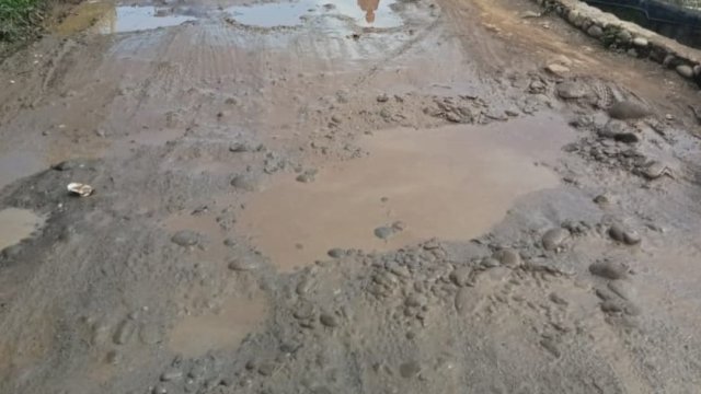 Jalan rusak di Binamu, Jeneponto, Jumat (30/1). || dok. Aswin