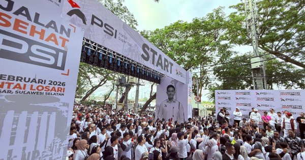 Jalan Sehat PSI di Pantai Losari, Kaesang Pangarep Disambut Antusias Warga