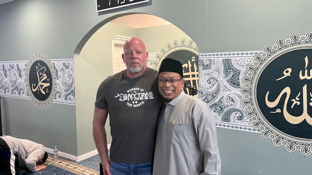 Imam Muthahhir Arif Pimpin Proses Syahadat Profesor Amerika di Masjid Istiqlal Houston