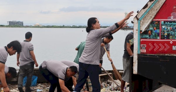 Sat Intelkan Polres Pelabuhan Makassar Gelar Aksi Bersih-Bersih Pantai