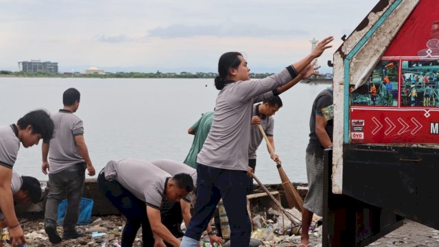 Sat Intelkan Polres Pelabuhan Makassar Gelar Aksi Bersih-Bersih Pantai