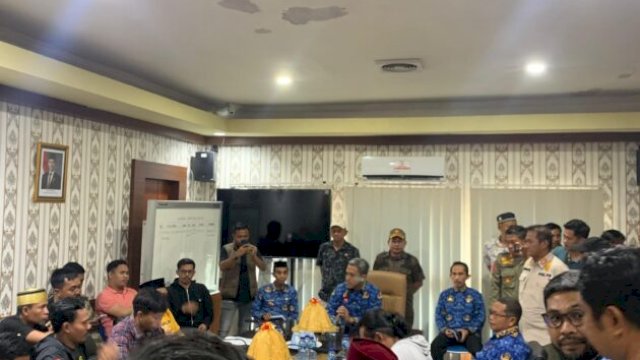 Ketgam: Pengunjuk rasa saat diterima oleh Bupati Paris Yasir &brvbar;|Aswin@harian.news 