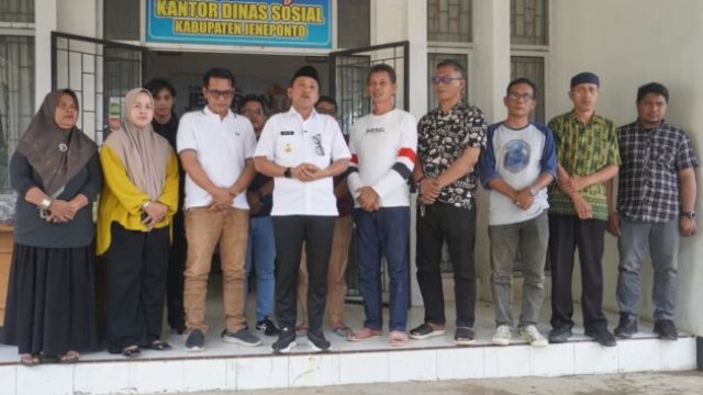 Bupati Jeneponto, H. Paris Yasir, foto bersama usai melakukan rapat koordinasi dengan Dinas Sosial dan Koordinator PKH ||Ist 