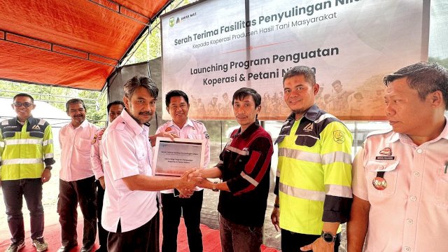 Pemerintah Kabupaten Luwu bersama PT Masmindo Dwi Area (MDA) melaksanakan serah terima fasilitas pengolahan nilam kepada Koperasi Produsen Hasil Tani Masyarakat di Desa Bonelemo.