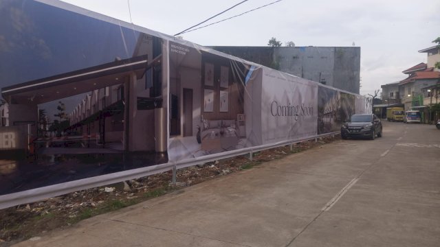 aktivitas pengembang perumahan The Nusa Premier atau Develoed By Nusapro Land yakni pagar banner. (Foto Asrul)