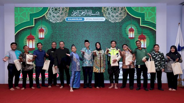 Taruna Ikrar: Menjemput Lailatul Qadar 1000 Bulan, BPOM Hadirkan Ustadz Maulana dan Berbagi ke 300 Pekerja Senyap