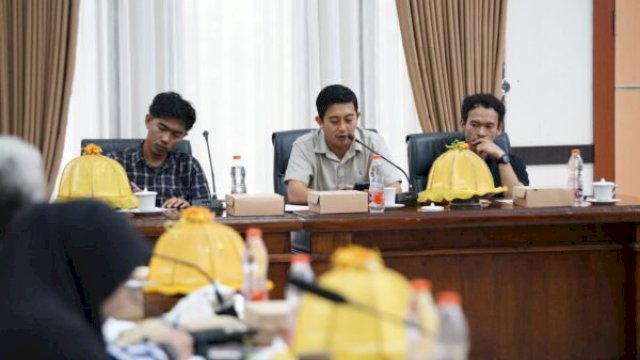 Anggota DPRD Gowa dalam rapat membahas kepatuhan terhadap PBG dan perizinan usaha ||ho_humasdprdgowa 