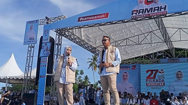 Hj.Ratna & Andi  Mahyanto saat menggelar kampanye Akbar di Lapangan Gelora Massa pada Pilkada lalu. || dok.ist