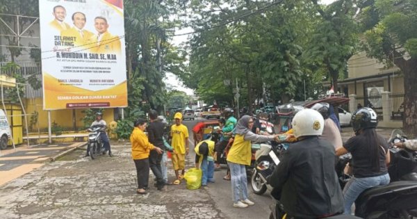 Ramadan Penuh Berkah, DPD Golkar Makassar Bagikan Takjil kepada Warga