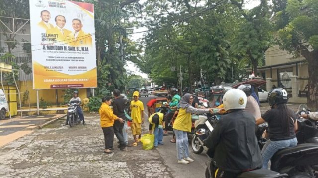 Kader Golkar Makassar membagikan takjil kepada pengendara di sekitar Kantor DPD Partai Golkar Kota Makassar ||handover 