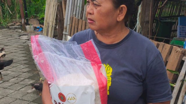 Tim Berkah Ramadhan IKA Unhas Bekerja Siang Malam Distribusi Beras ke Warga