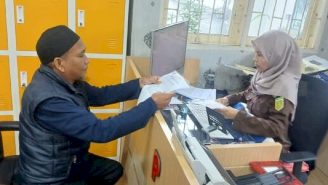 Solihin Nappa menyerahkan berkas laporan di Kejari Gowa ||ho_yoz@harian.news 