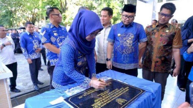 Bupati Gowa, Sitti Husniah Talenrang, dan Wakil Bupati Darmawangsyah Muin saat meresmikan kantor Dinas PUPR Gowa ||HO_yoz@harian.news 