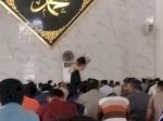 Aksi ODGJ Ganggu Khusu’ Jamaah Salat Jumat di Masjid Agung Gowa