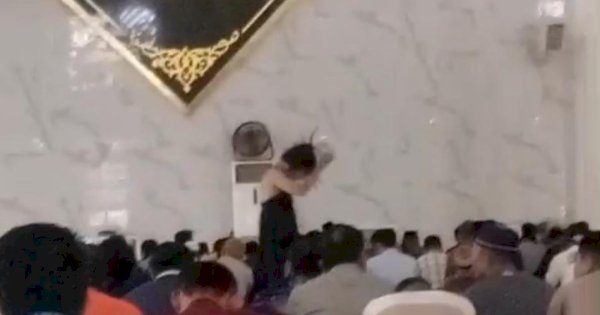 Aksi ODGJ Ganggu Khusu’ Jamaah Salat Jumat di Masjid Agung Gowa