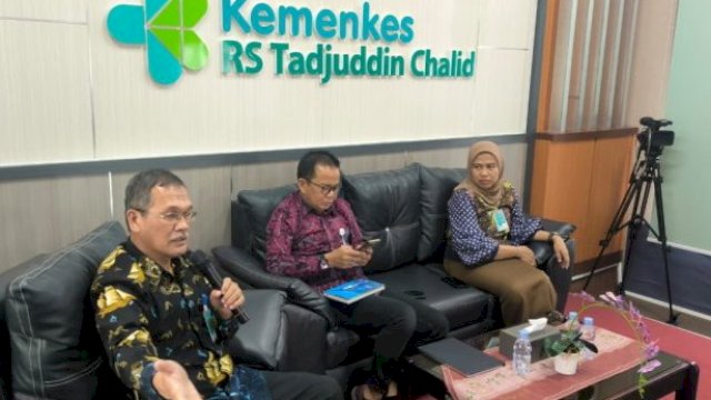 Dari kiri; Direktur SDM, Pendidikan, dan Penelitian RSUP Dr Tadjuddin Chalid, Dr I Nyoman Dharma Wiasa, SKp, SH, MM, MKes, MH; Direktur Utama RSUP Dr Tadjuddin Chalid, Dr dr Aswan Usman, MKes; dan Direktur Perencanaan Keuangan, dan Layanan Operasional RSUP Dr Tadjuddin Chalid, Angriany Rauf, S.Si, SE, Apt, M.Adm Kes, saat berlangsungnya kegiatan Forum Konsultasi Publik, Selasa, 23 Desember 2025.