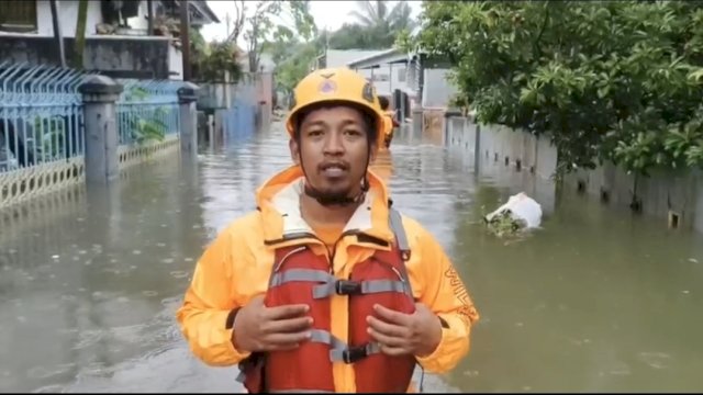 TRC BPBD Makassar turun melakukan evakuasi di banjir setinggi 1 meter di Sermani Tello Baru, Selasa (24/2). (Dok. BPBD)