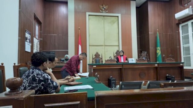 Tim kuasa hukum dari LBH Pers Makassar saat menghadiri sidang pertama praperadilan ||ho