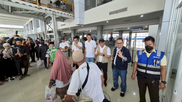 Direksi dan manajemen PT Angkasa Pura Indonesia (InJourney Airports) melepas peserta mudik gratis, Minggu (15/3). 