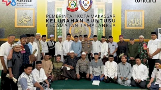Andi Patiroi bersama Ketua TP PKK Kecamatan Tamalanrea, Sekretaris Kecamatan, para lurah se-Kecamatan Tamalanrea serta jajaran staf menghadiri kegiatan Safari Ramadhan Pemerintah Kecamatan Tamalanrea dengan melaksanakan Sholat Isya dan Tarawih berjamaah bersama warga di Masjid Al-Ikhlas BTP Blok F, Kelurahan Buntusu, Rabu (04/03/2026).&nbsp;