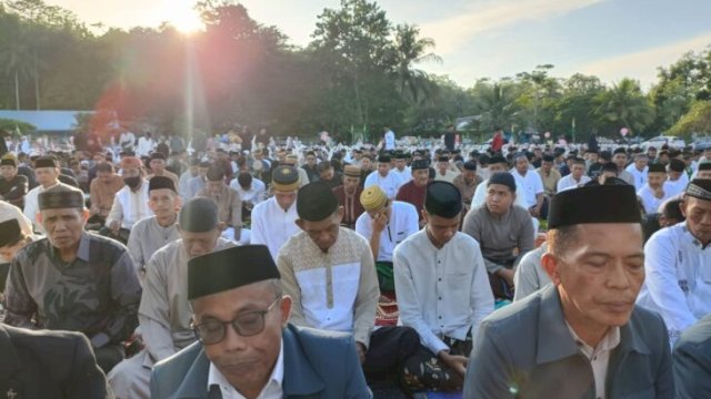 Jamaah salat Id mendengarkan khutbah Idulfitri di lapangan Bontotangnga Kecamatan Bonto Tiro Bulukumba, Sabtu (21/3/2026. (Suasana khidmat salat Id yang sering diiringi fenomena alam yang tenang) ||facebook@awetmuda
