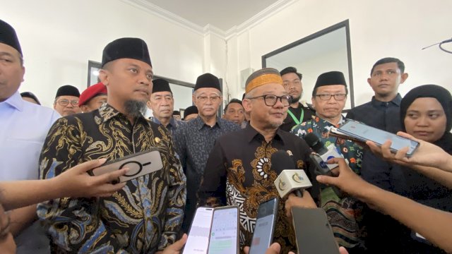 Mendikdasmen Abdul Mu'ti (pakai kacamata dan batik hitam) saat diwawancarai usai meresmikan KlinikPKU Muhammadiyah Sulsel. (Foto: Gita/HN)