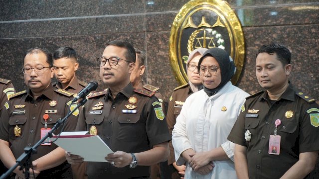 Kepala Kejaksaan Tinggi Sulawesi Selatan, Dr. Didik Farkhan Alisyahdi dan jajaran mengungkap kasus korupsi bibit nanas, Senin (9/3). (Dok. Kejati Sulsel)