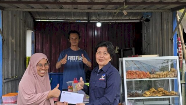 DPC NasDem Gowa salurkan bantuan modal usaha yang disalurkan oleh Wakil Ketua DPRD Gowa, Tyna Hj Ti'no Daeng Mawangi ||ho_yoz@harian.news 