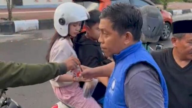 Ketua DPD PAN Gowa, Taufik Surullah membagikan takjil hasil racikan sendiri kepada pengguna jalan ||Ist_yoz@harian.news 