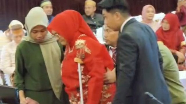 Andi Rusmiati Rustham saat menghadiri HJS ke-462, meski menggunakan tongkat menunjukkan dedikasi meski dalam masa pemulihan pasca operasi ||Ist 
