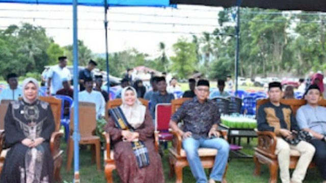 Misna (gamis Hitam) dan Bupati Sinjai (Gamis Coklat) ||ist